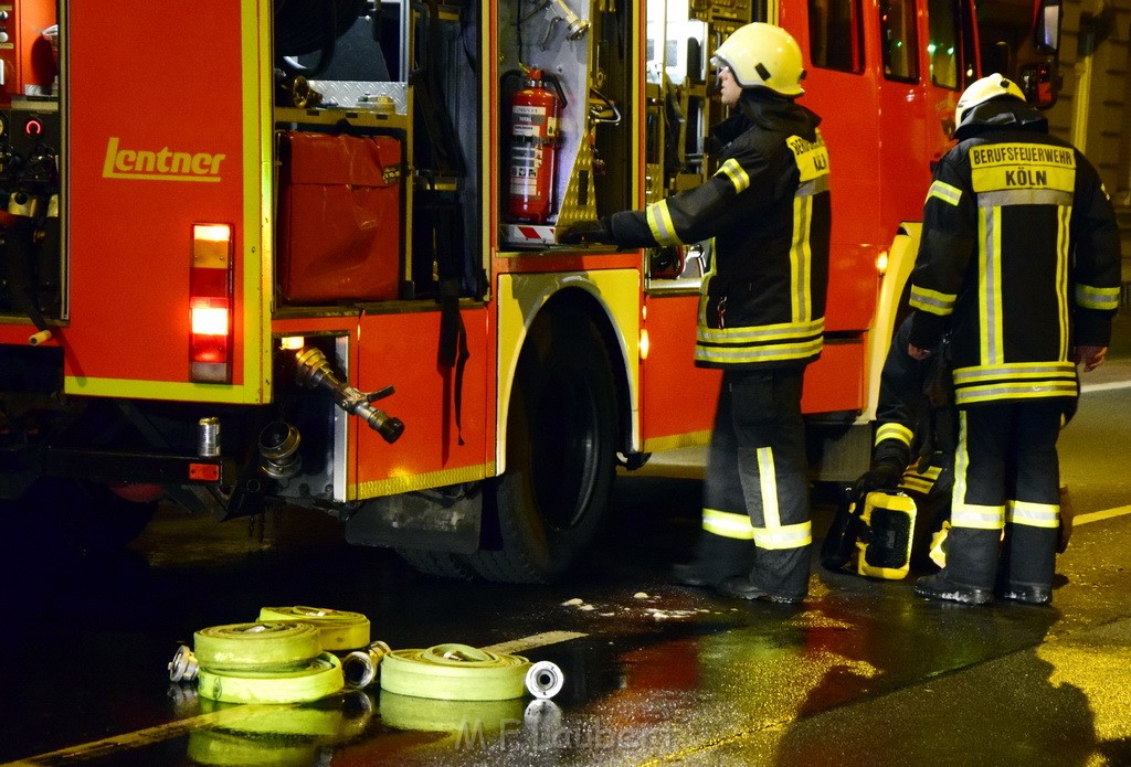 Feuer Hinterhof Garagen Koeln Hoehenberg Olpenerstr P160.JPG - Miklos Laubert